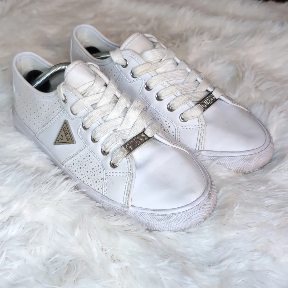 Guess White LEATHER Minimalist Tennis Shoes SZ 7